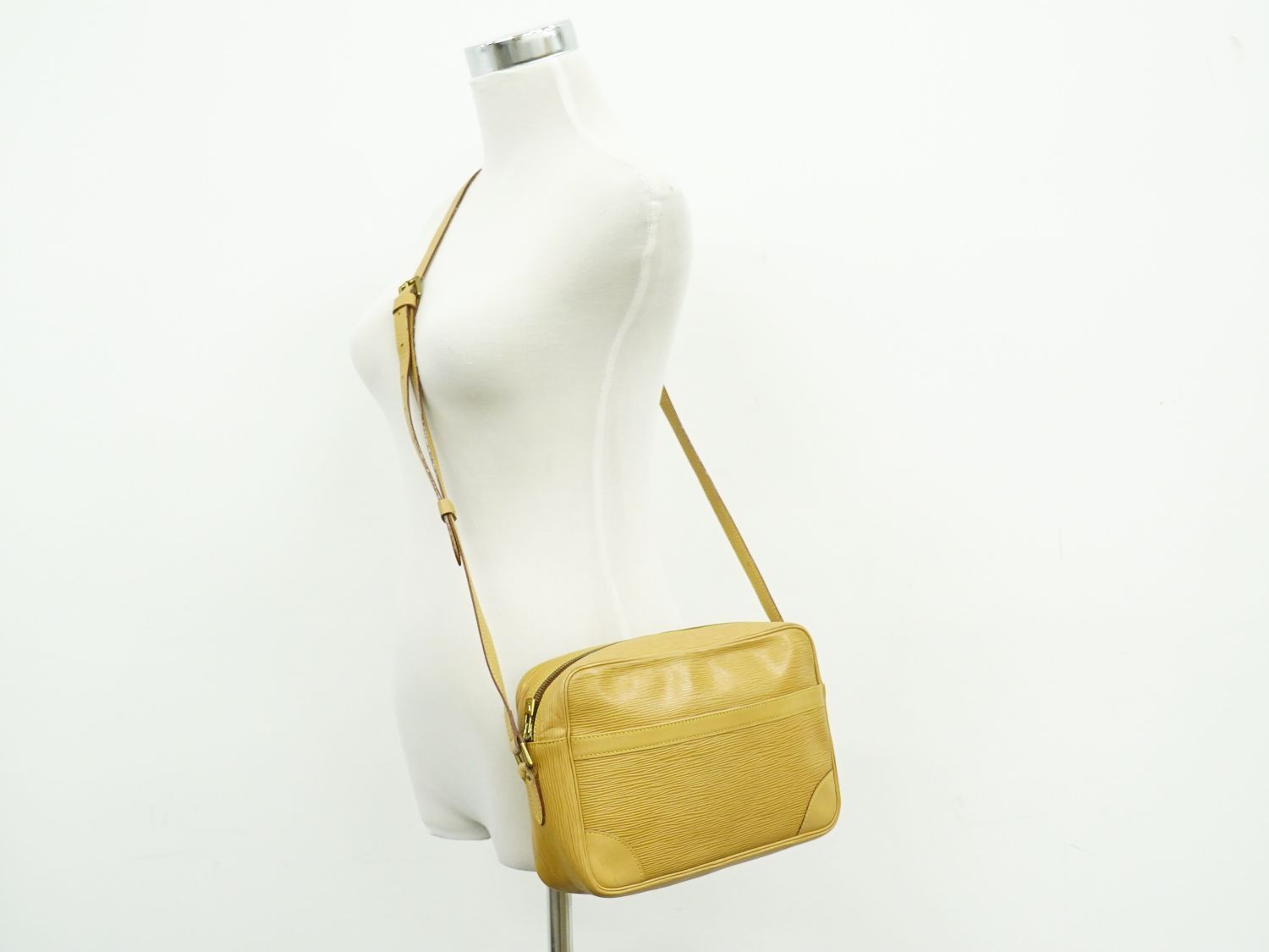 Louis Vuitton LV Trocadero 27 Epi Leather Shoulder Bag Pochette Winnipeg Beige — view 6