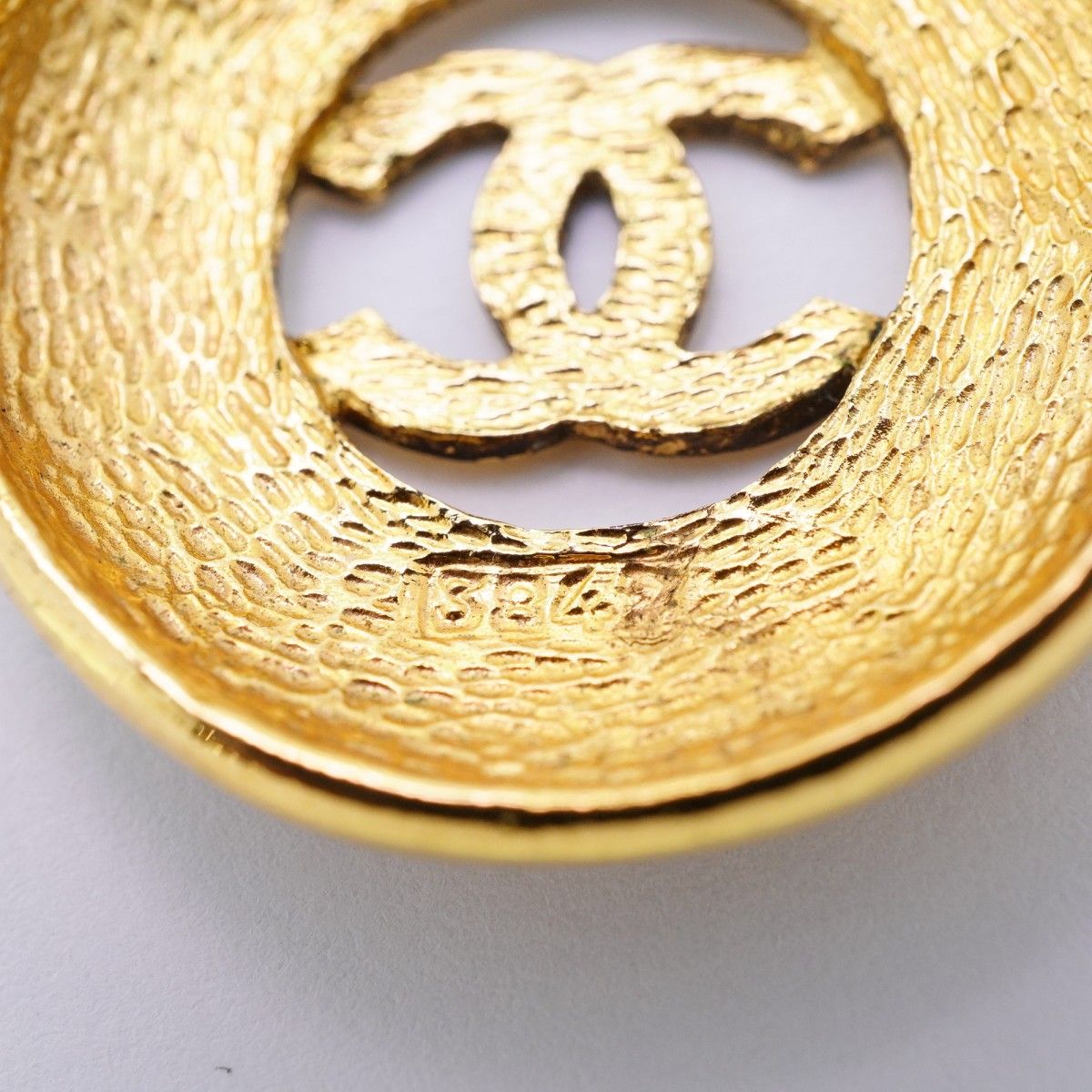 Chanel Necklace Vintage CC Logo Round — view 7