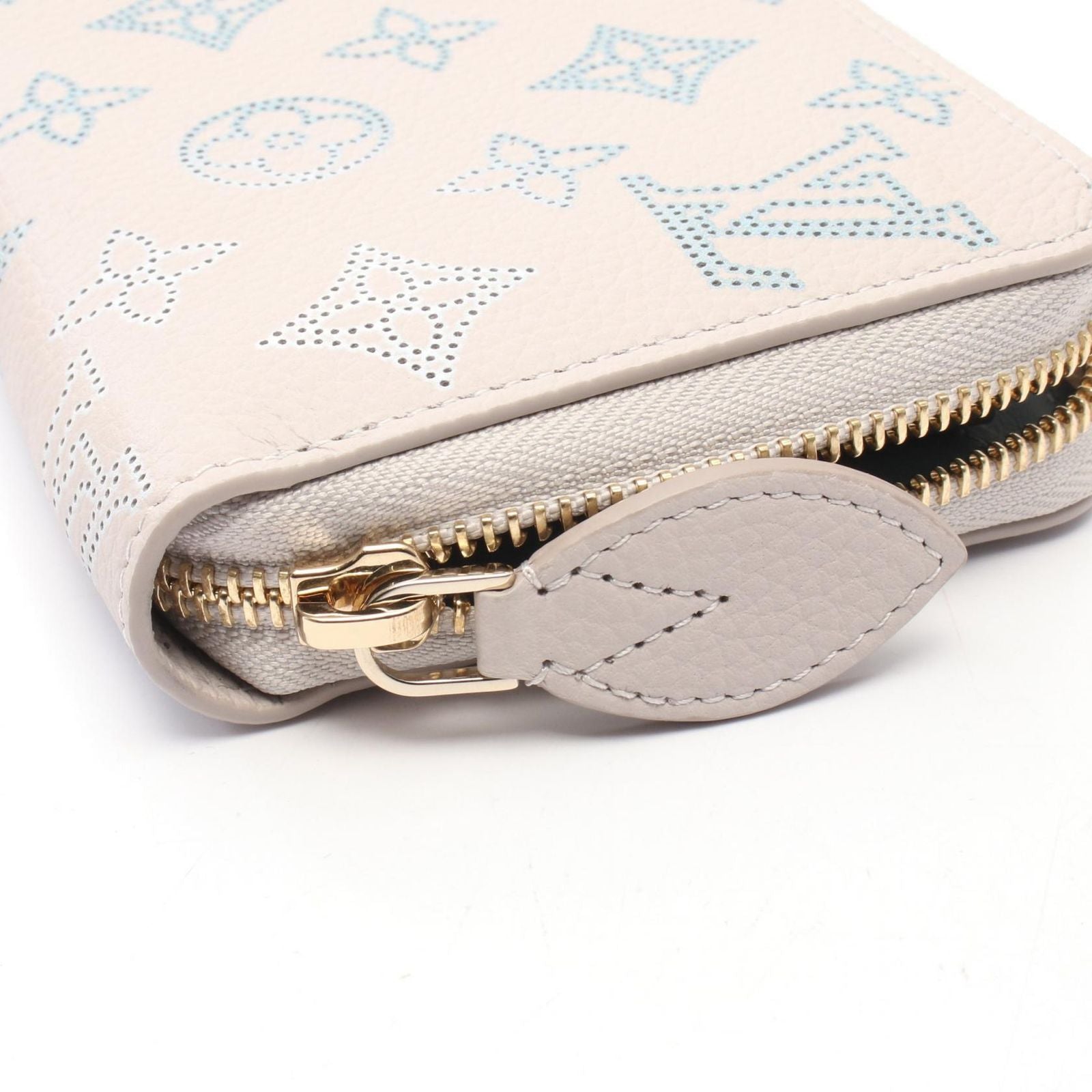 Louis Vuitton Round Wallet Zippy Mahina Flight Mode Brume Leather — view 6