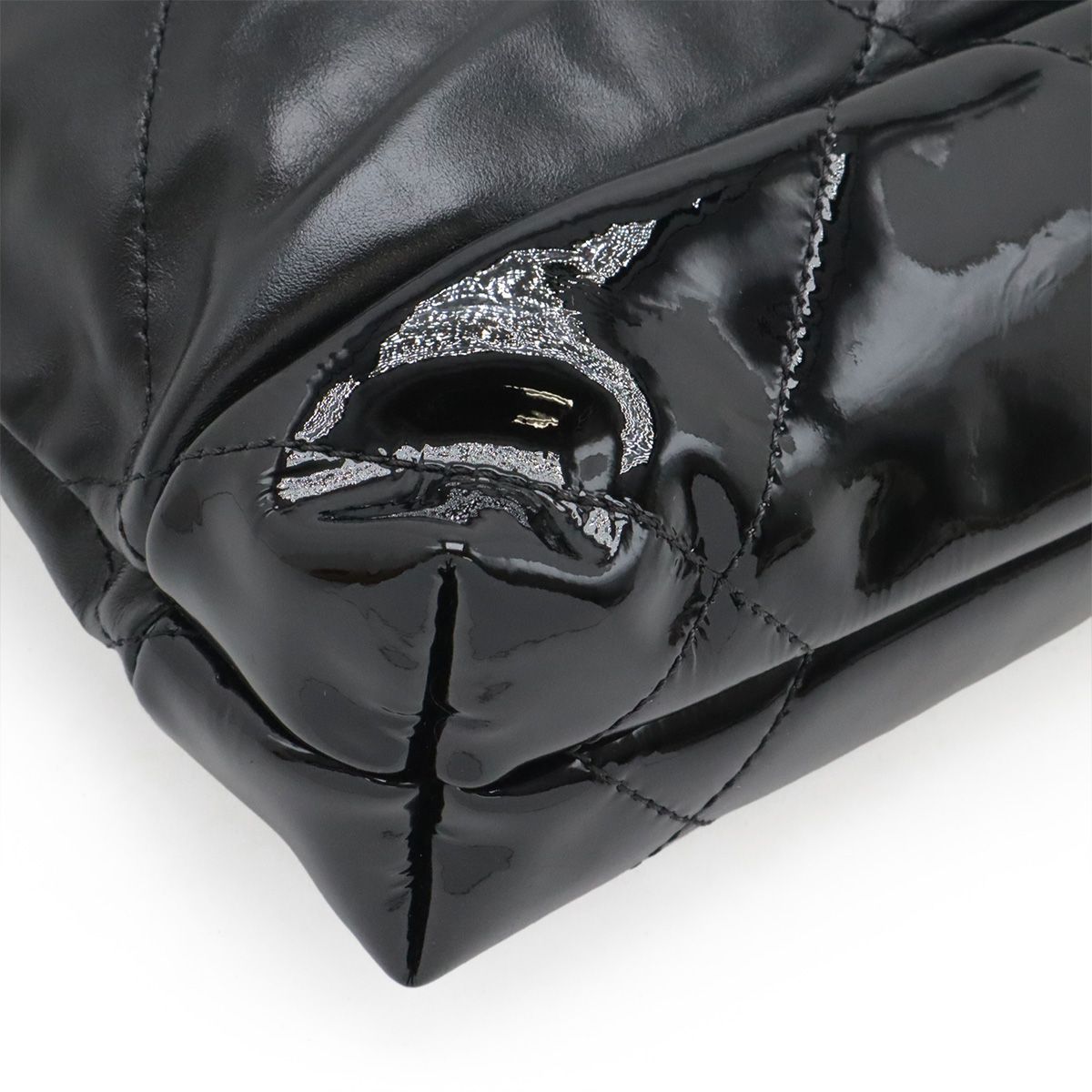 Chanel 22 Shoulder Bag Chain Drawstring Patent Leather Black Gold — view 3