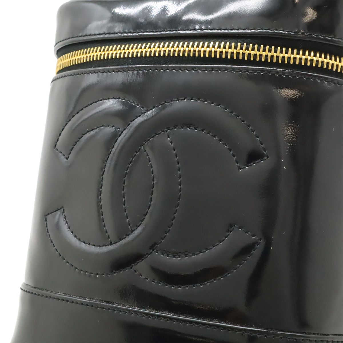 Chanel CC Logo Vanity Handbag Makeup Pouch Cosmetic Enamel Patent Leather Black — view 7
