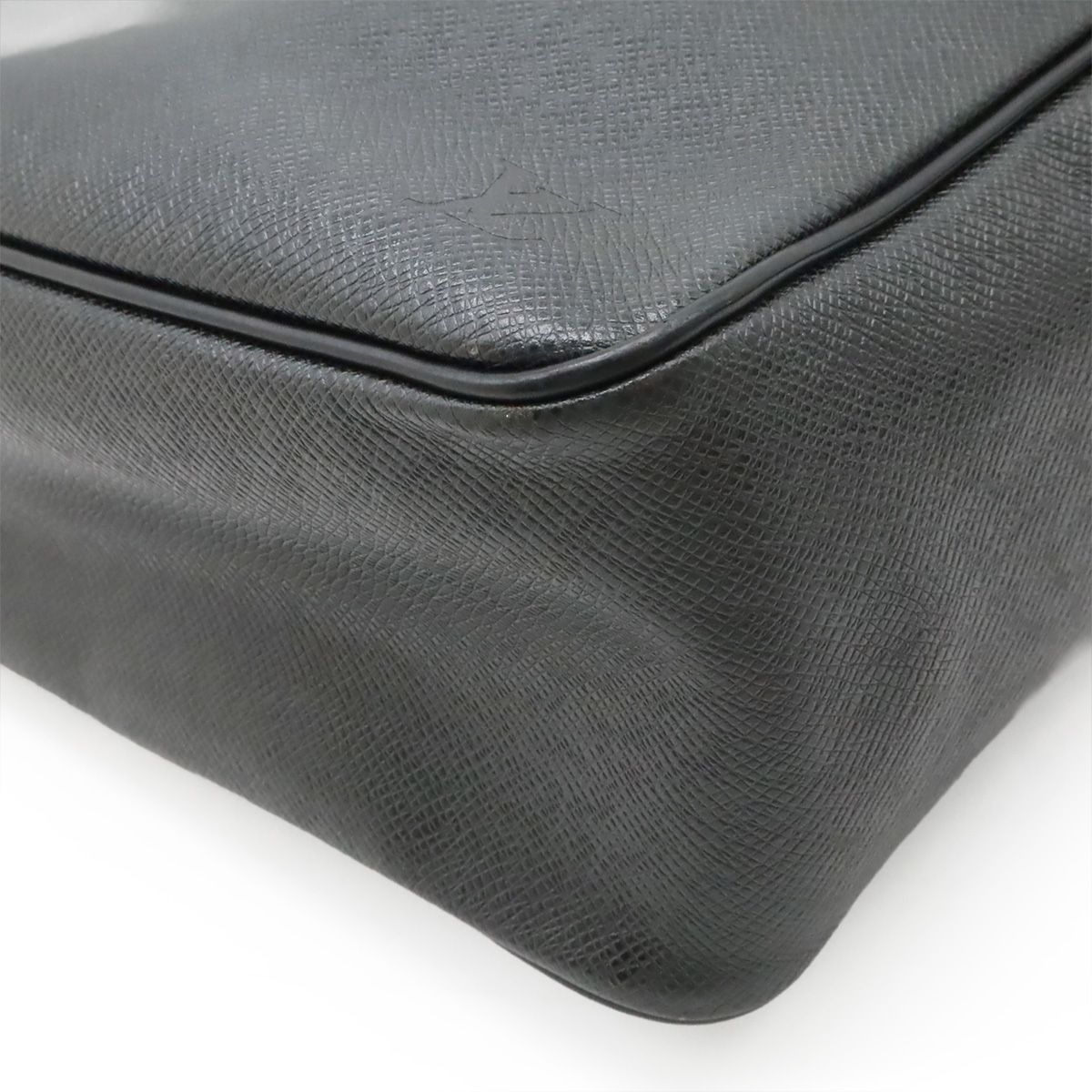 Louis Vuitton Taiga Shoulder Bag Crossbody Leather Ardoise Black — view 3