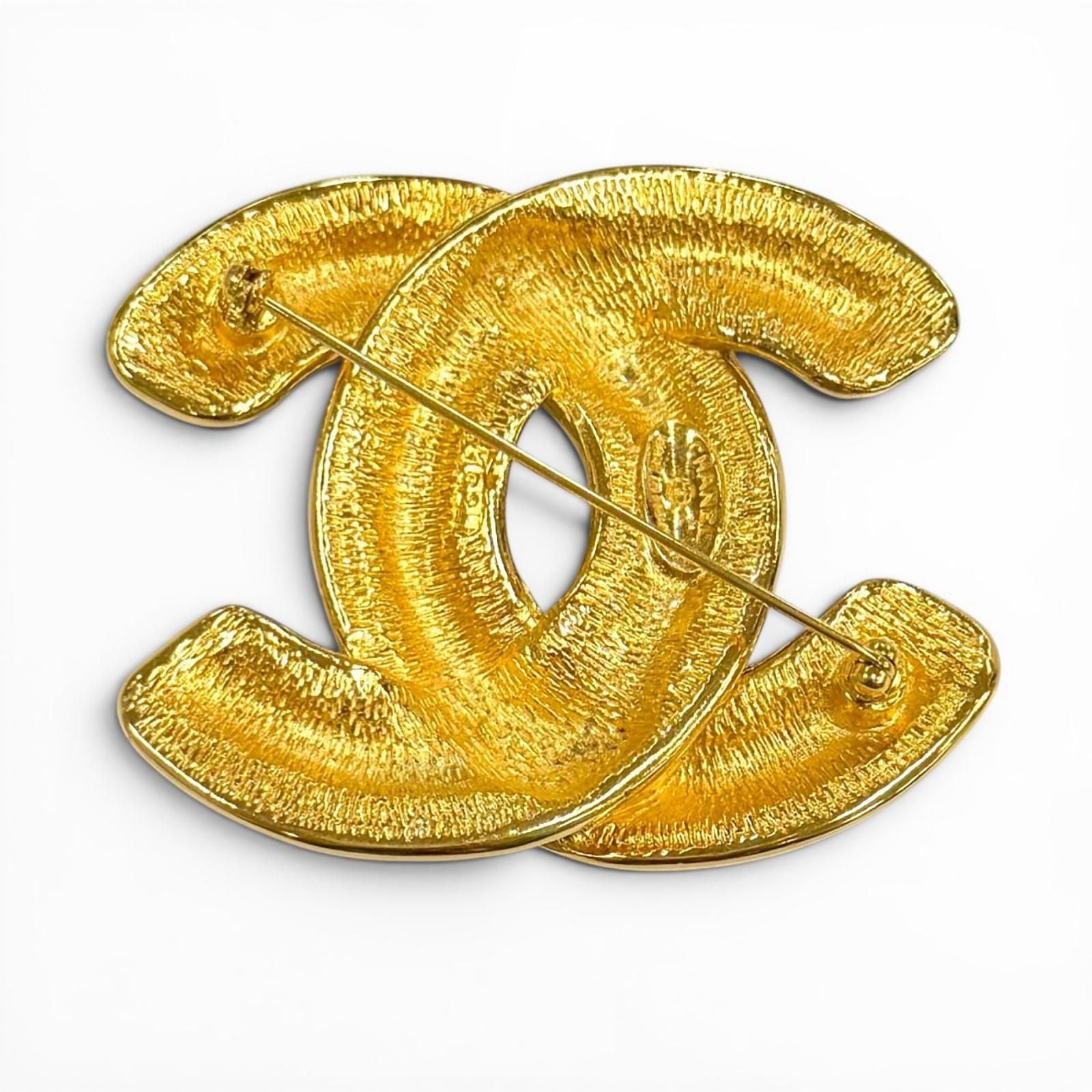 Chanel Vintage CC Logo Quilted Brooch Gold — view 2