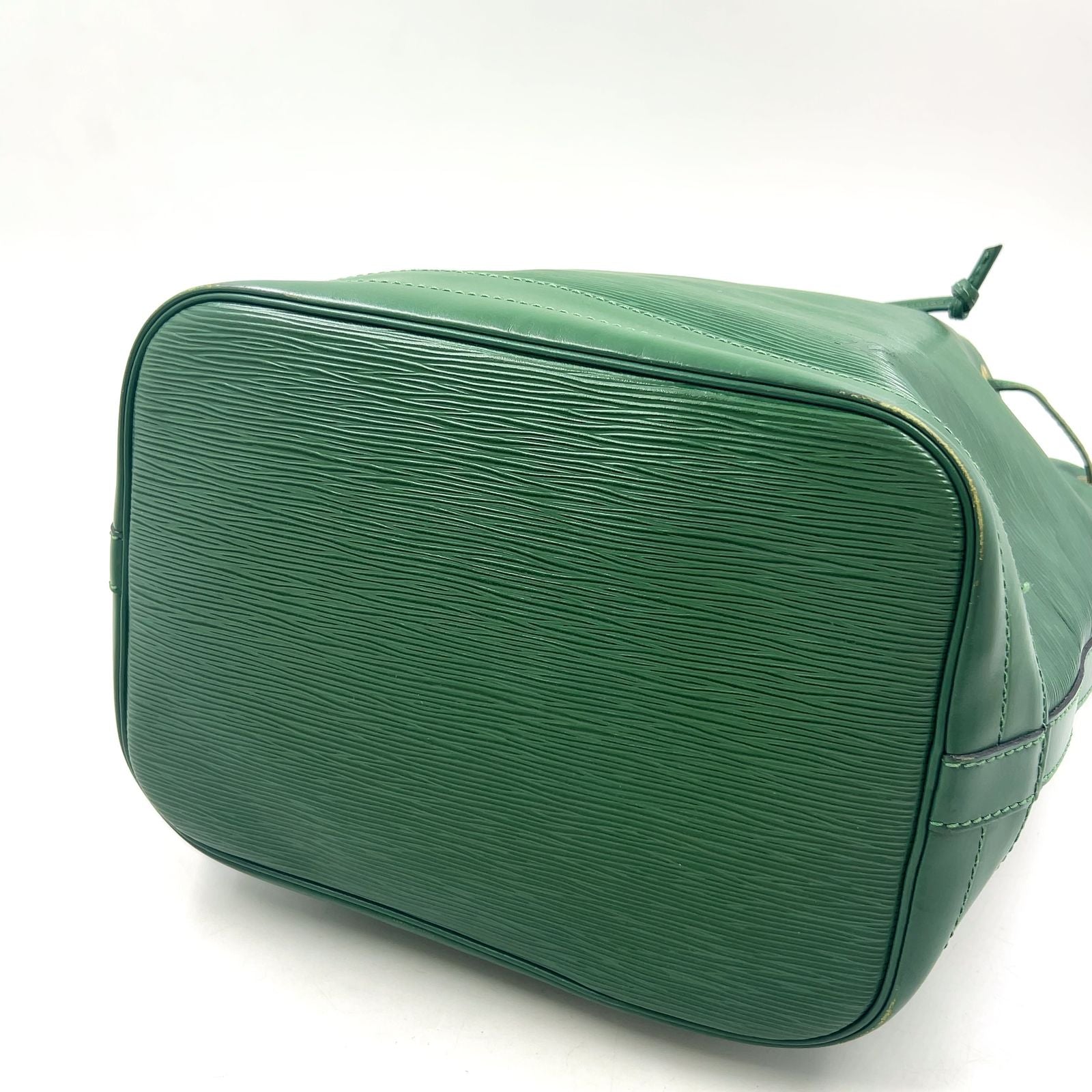 Louis Vuitton Noe Epi Borneo Green Leather Shoulder Bag Gold — view 5