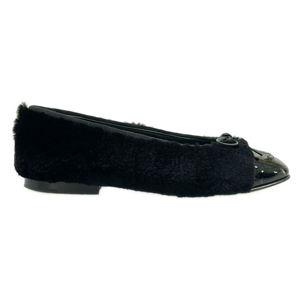 Chanel Flat Shoes 35 C Black Mink Ribbon CC Logo Leather — view 4