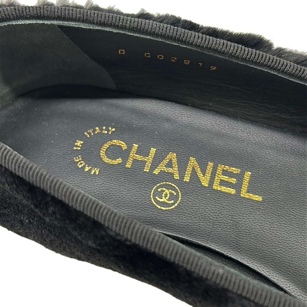Chanel Flat Shoes 35 C Black Mink Ribbon CC Logo Leather — view 9