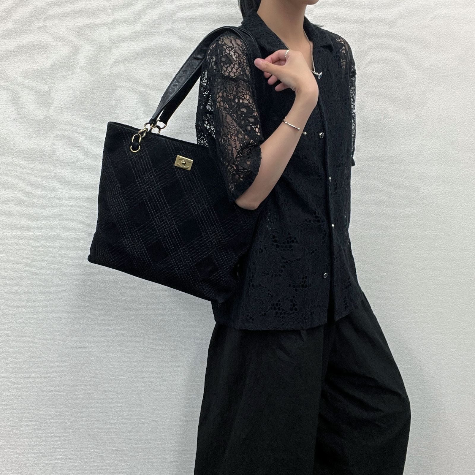 Chanel CC Logo Quilted Tote Shoulder Bag Suede Black Gold Vintage — view 2