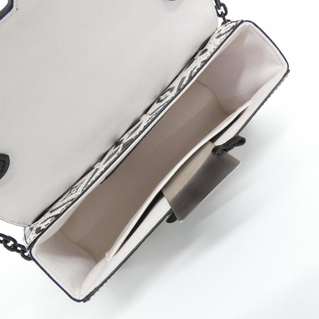 Louis Vuitton Twist Shoulder — view 5