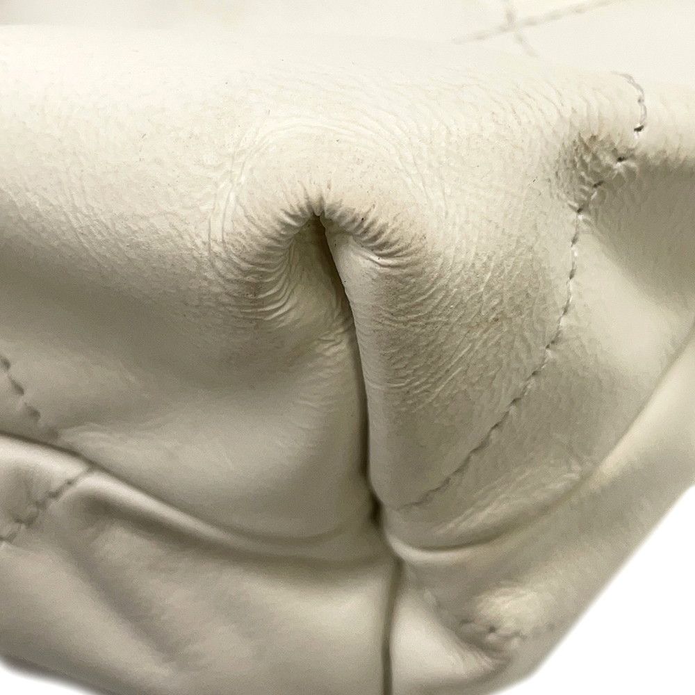 Chanel Chain Shoulder Bag 22 Small Shiny Calfskin White — view 6