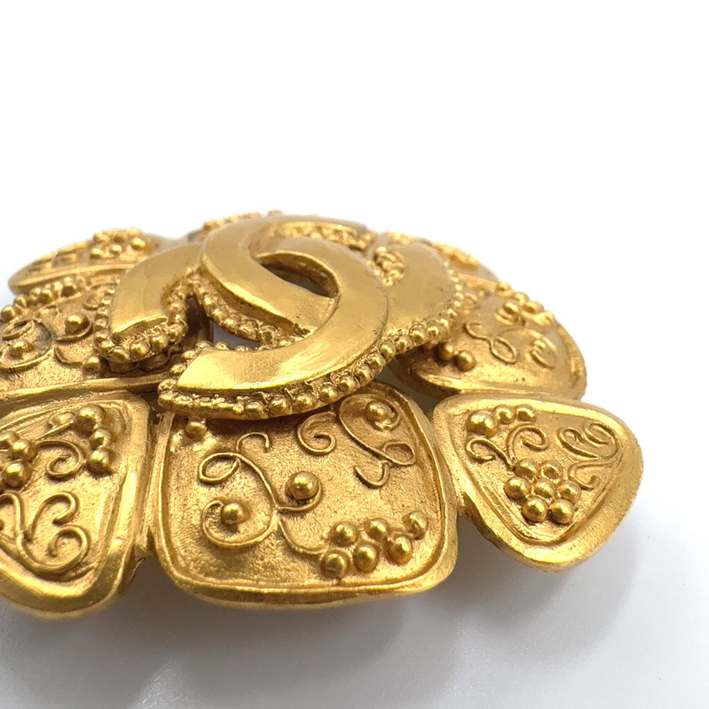 Chanel CC Logo Flower Motif Gold Plated Brooch — view 8
