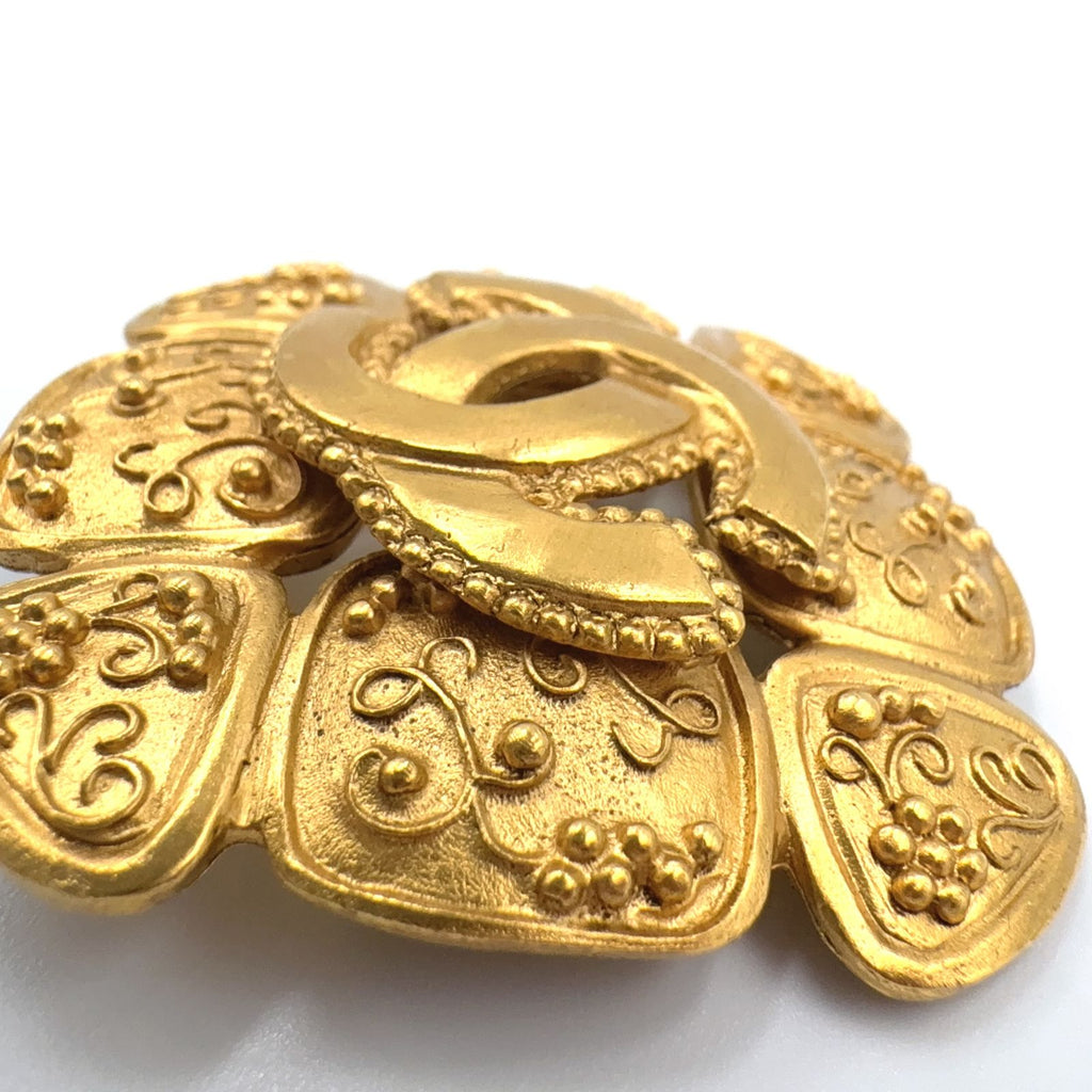 Chanel CC Logo Flower Motif Gold Plated Brooch — view 9