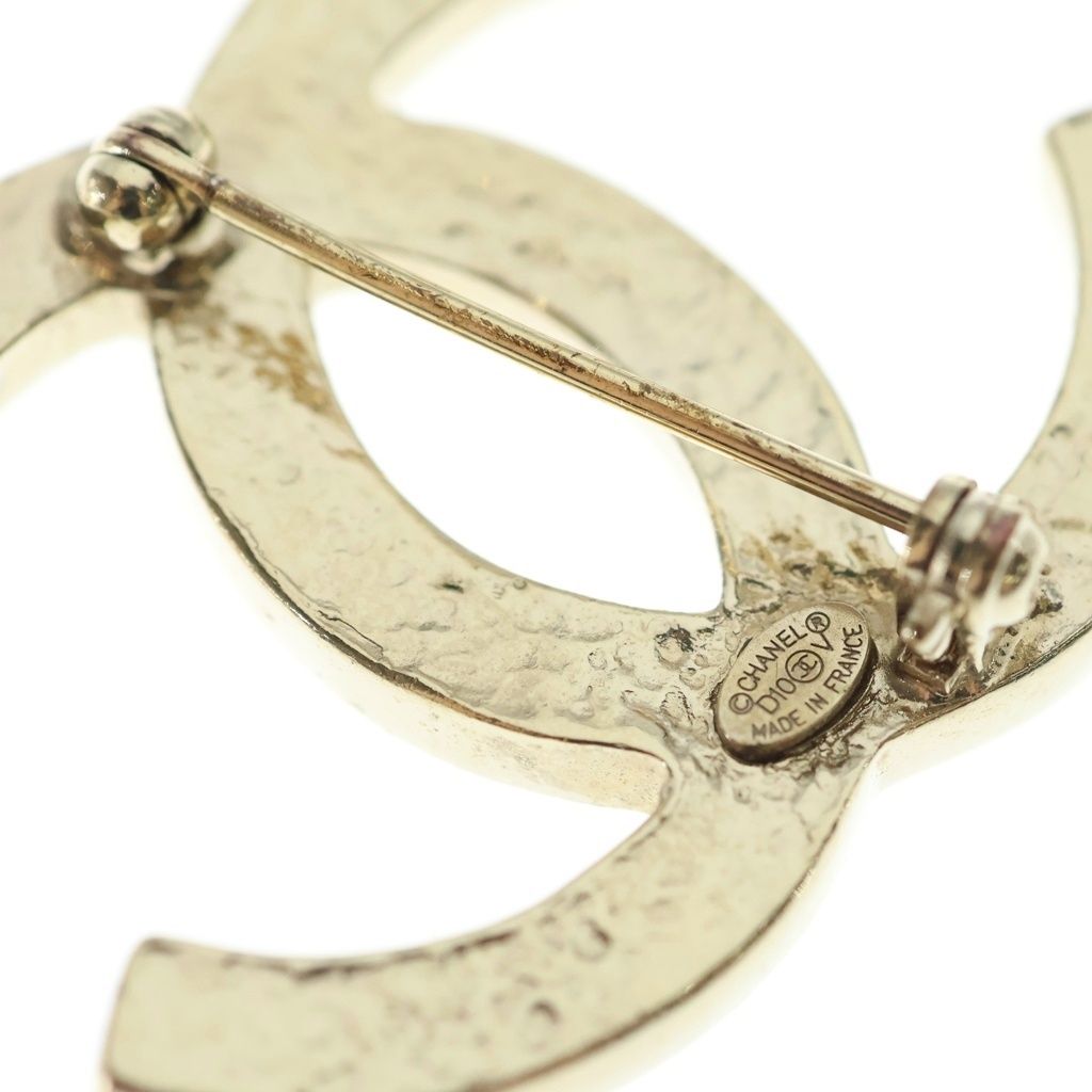 Chanel CC Logo Pearl Pin Badge Brooch White Gold — view 5