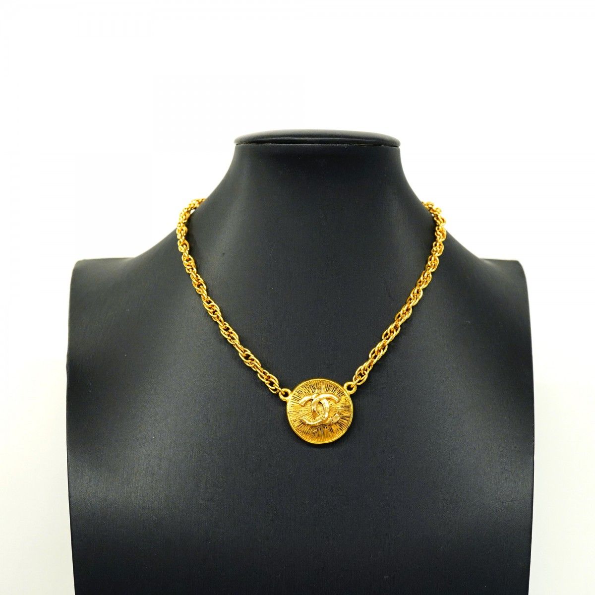 Chanel Necklace Vintage CC Logo Round — view 6