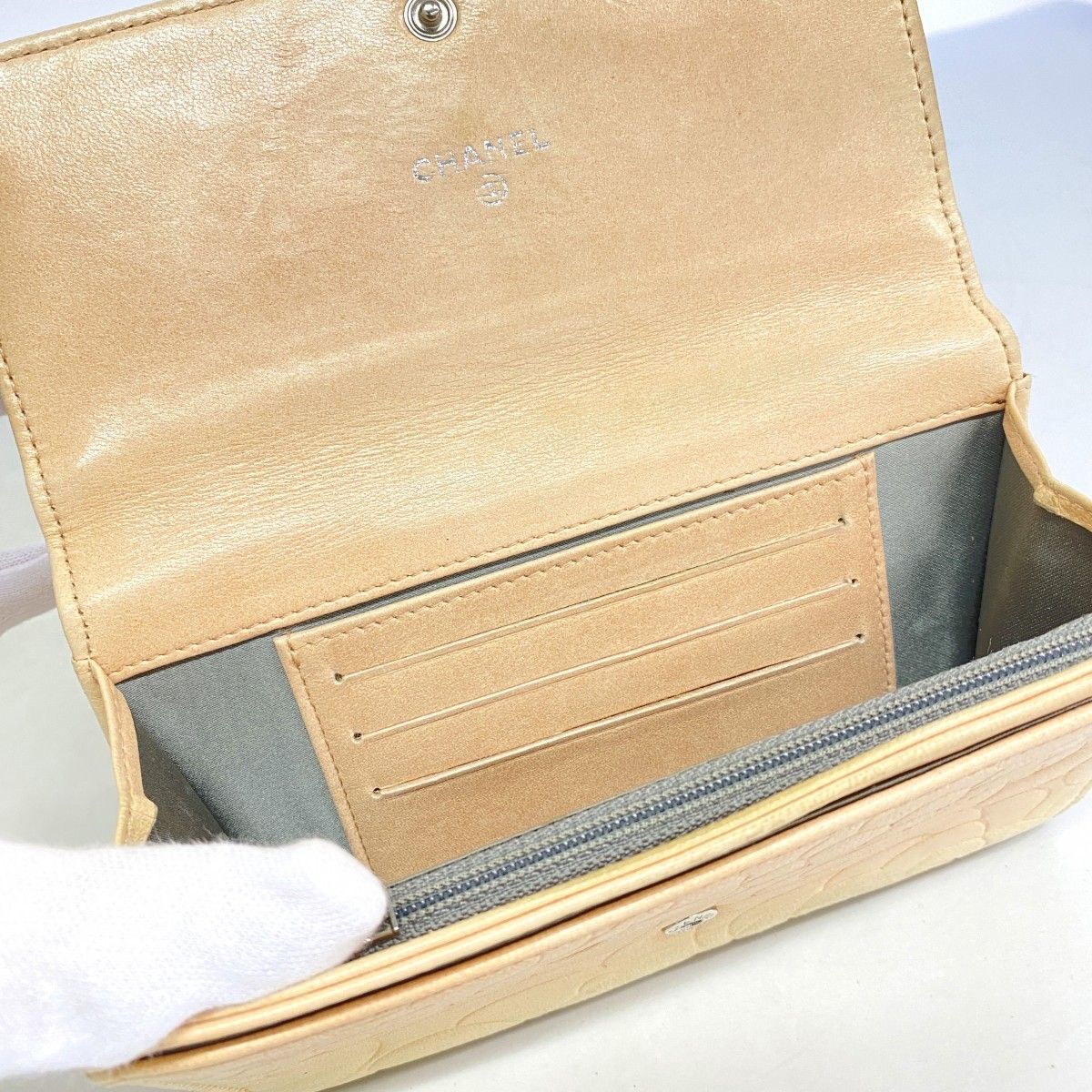 Chanel Wallet Camellia Lambskin Beige Silver — view 3