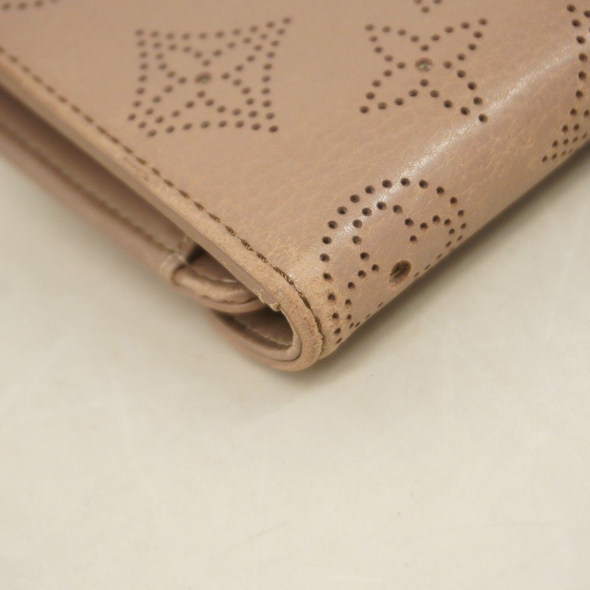 Louis Vuitton Trifold Wallet Mahina Portefeuille Amelia Beige — view 6