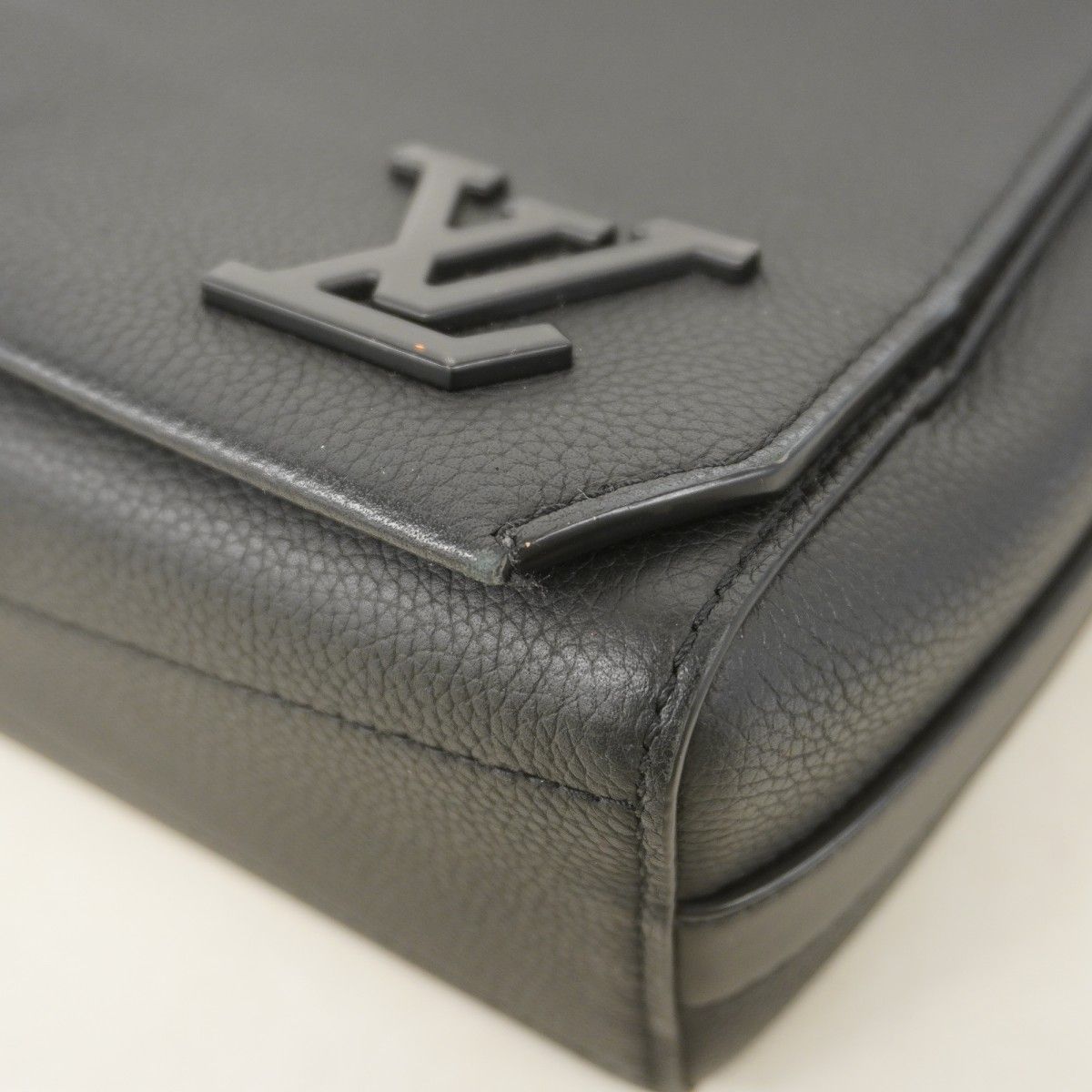 Louis Vuitton Shoulder Bag LV Aerogram Take Off Messenger Black — view 6