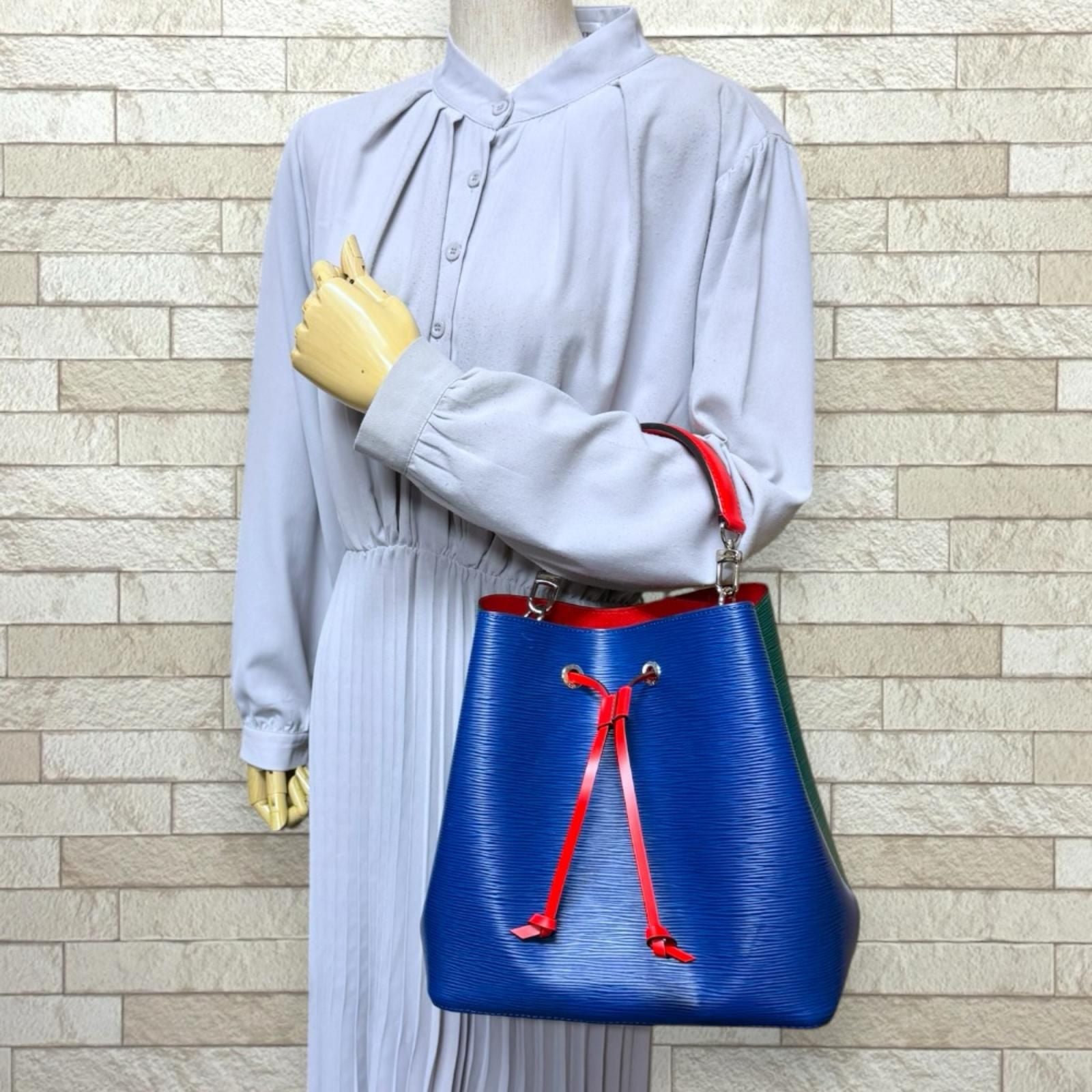Louis Vuitton Neo Noe Tricolor Epi Shoulder Bag Blue — view 3
