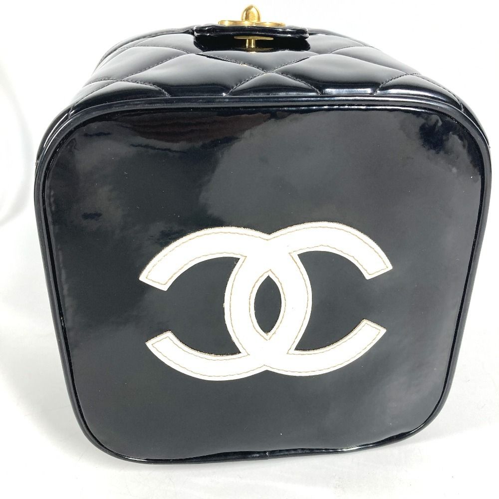 Chanel Handbag CC Logo Quilted Heart — view 6