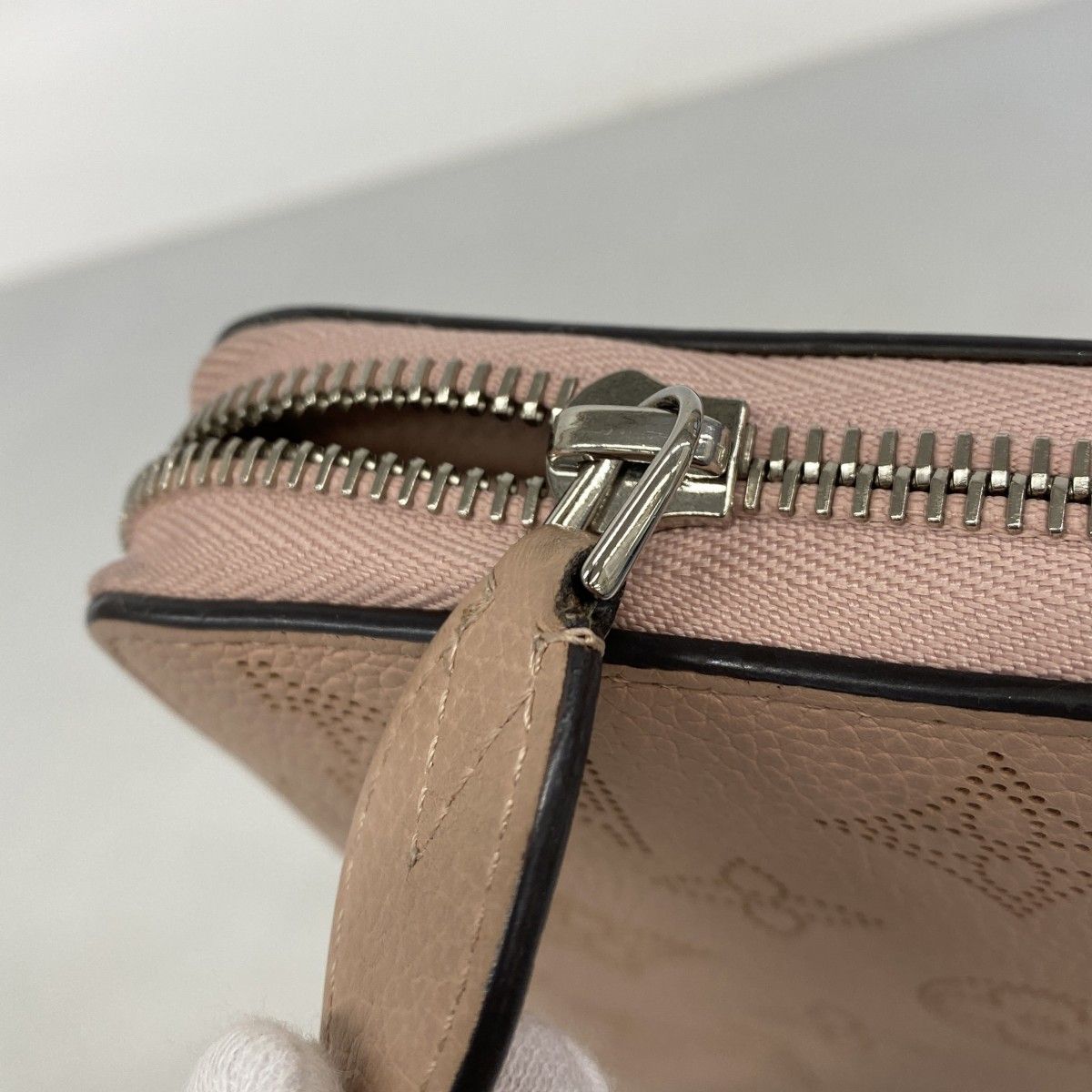 Louis Vuitton Wallet Mahina Zippy Magnolia — view 8