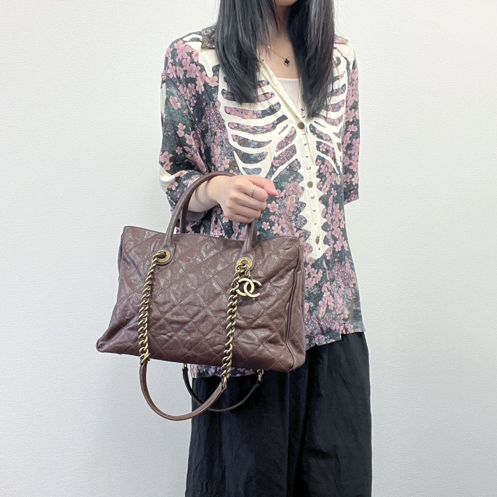 Chanel Quilted CC Logo Chain Tote Shoulder Bag Caviar Leather Brown Gold Vintage — view 5