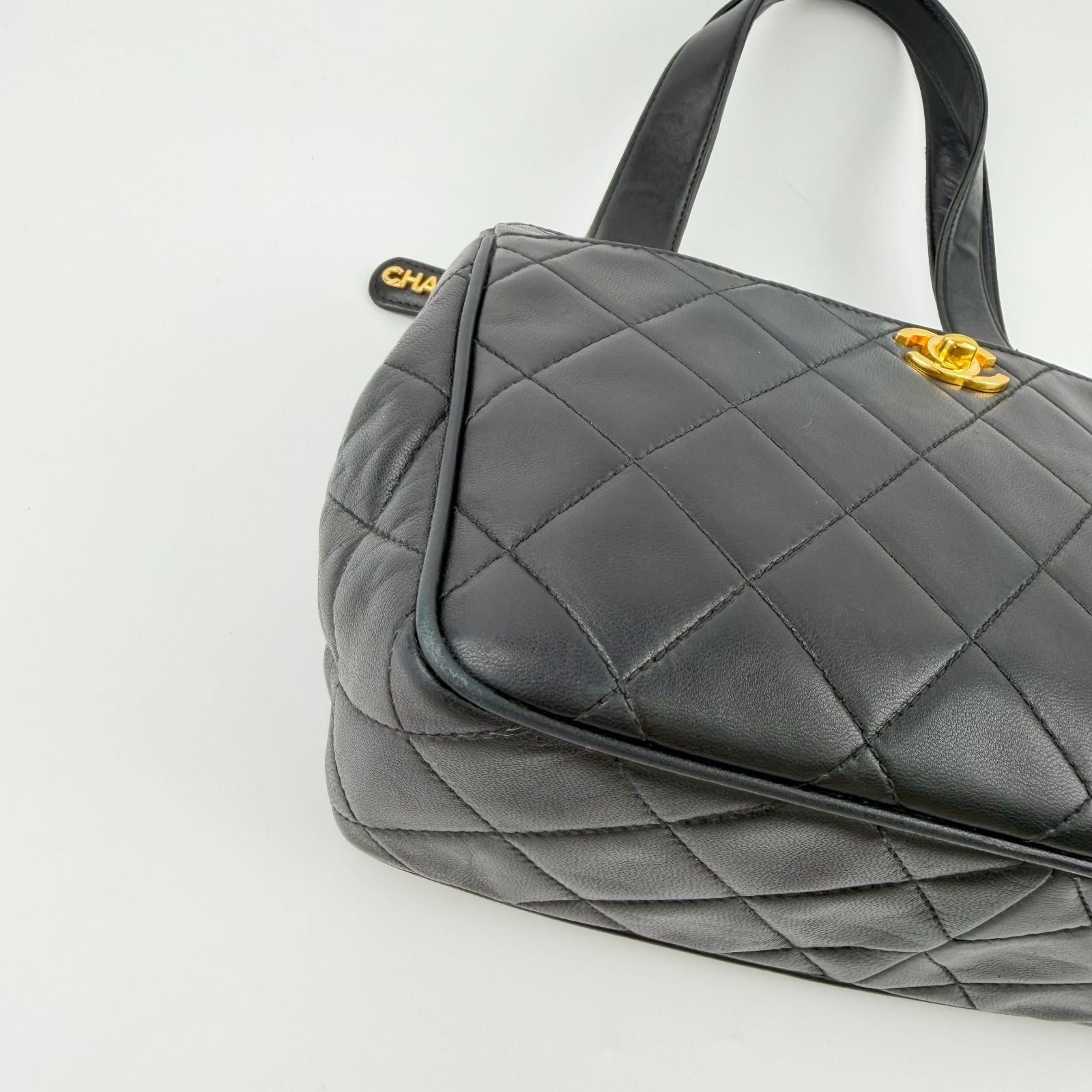 Chanel Quilted CC Logo Turnlock Shoulder Bag Leather Black Gold Vintage — view 7