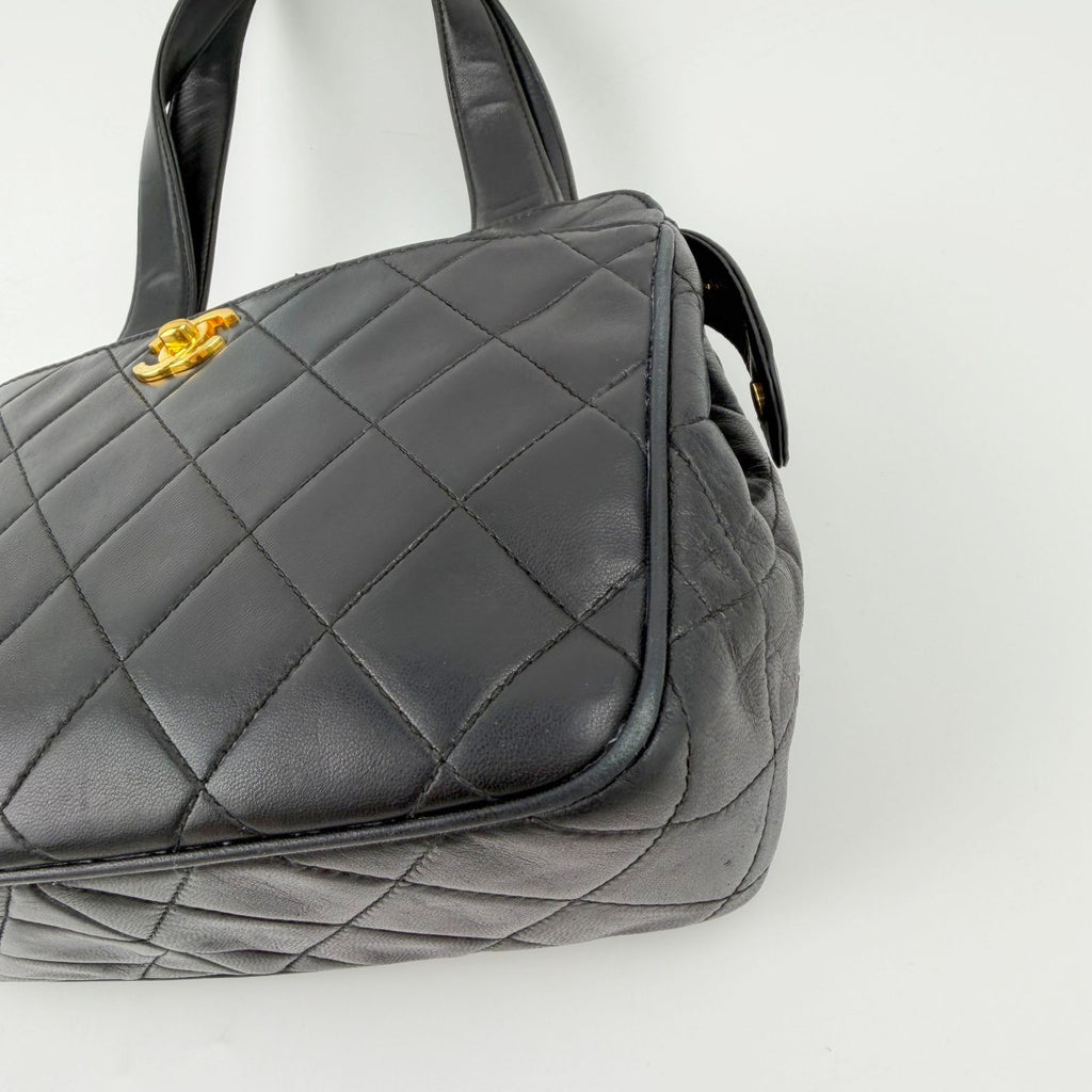 Chanel Quilted CC Logo Turnlock Shoulder Bag Leather Black Gold Vintage — view 8