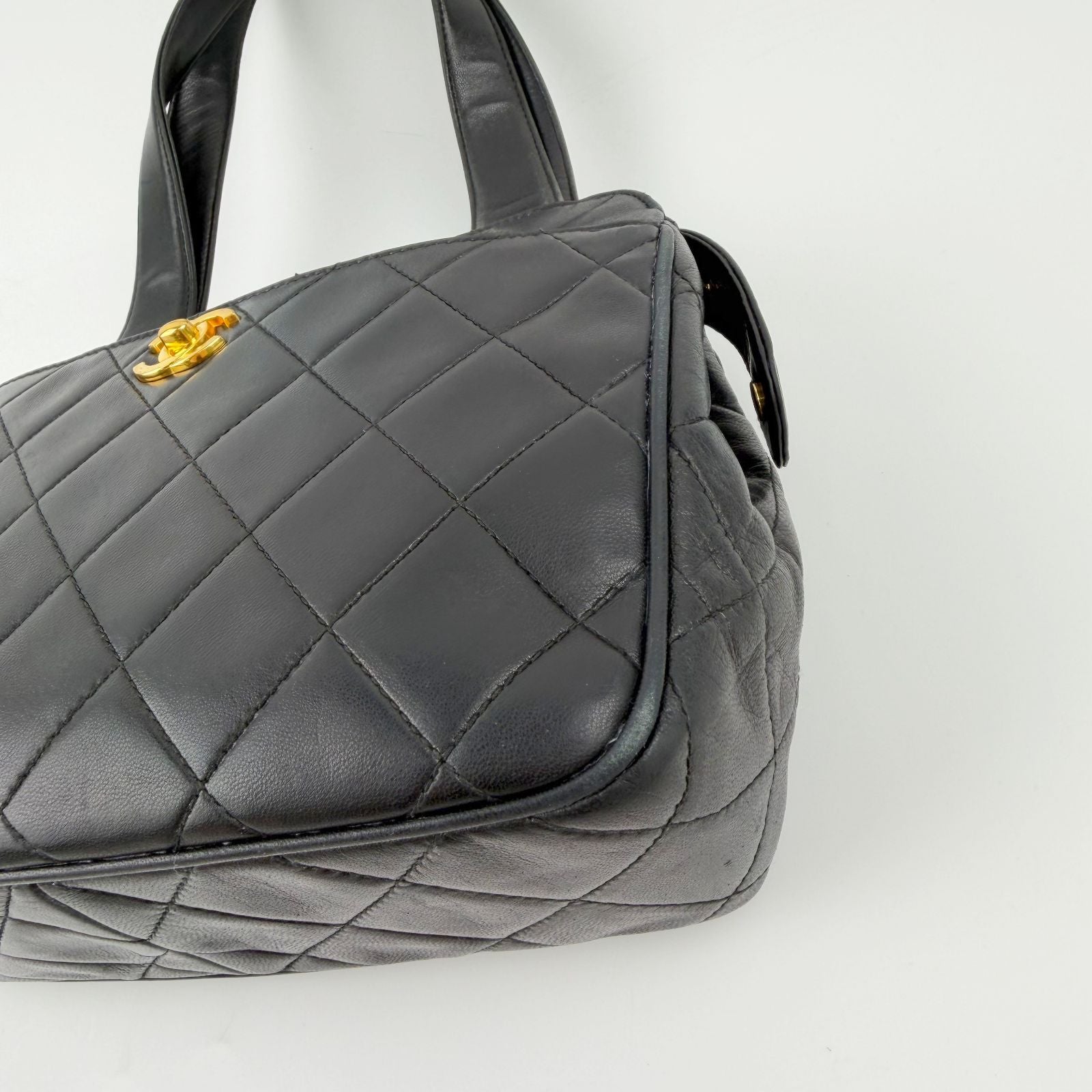 Chanel Quilted CC Logo Turnlock Shoulder Bag Leather Black Gold Vintage — view 8