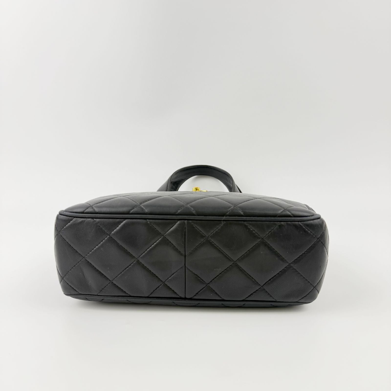 Chanel Quilted CC Logo Turnlock Shoulder Bag Leather Black Gold Vintage — view 6