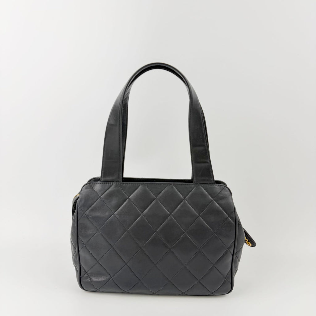 Chanel Quilted CC Logo Turnlock Shoulder Bag Leather Black Gold Vintage — view 2