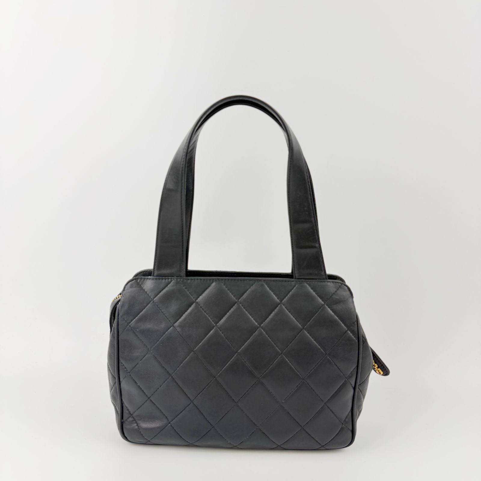 Chanel Quilted CC Logo Turnlock Shoulder Bag Leather Black Gold Vintage — view 2