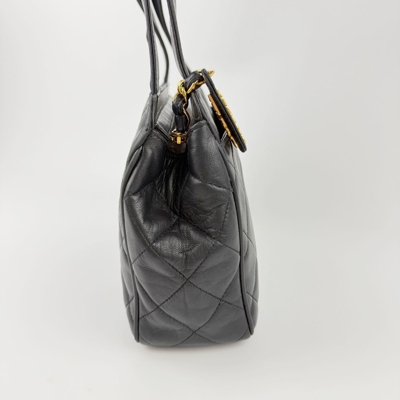 Chanel Quilted CC Logo Turnlock Shoulder Bag Leather Black Gold Vintage — view 5