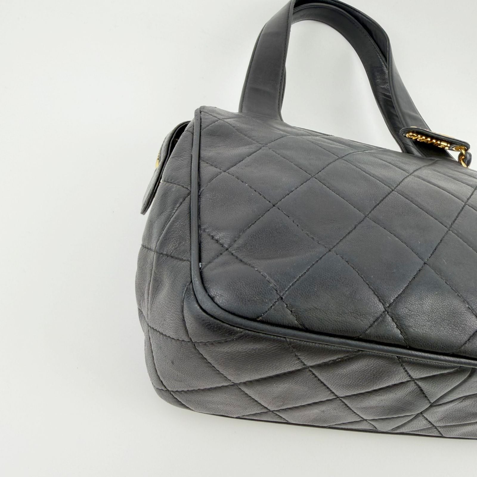 Chanel Quilted CC Logo Turnlock Shoulder Bag Leather Black Gold Vintage — view 9