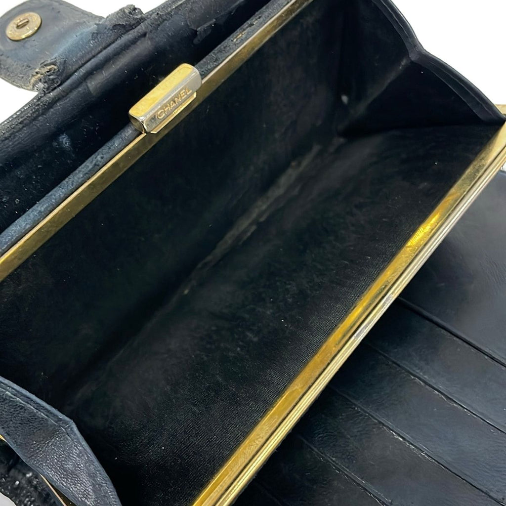 Chanel Wallet Black Kiss Lock — view 4