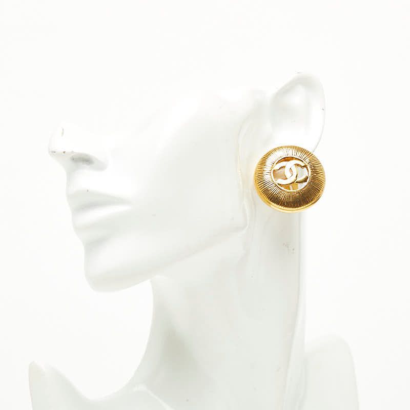 Chanel CC Logo Round Earrings Gold Plated — view 5