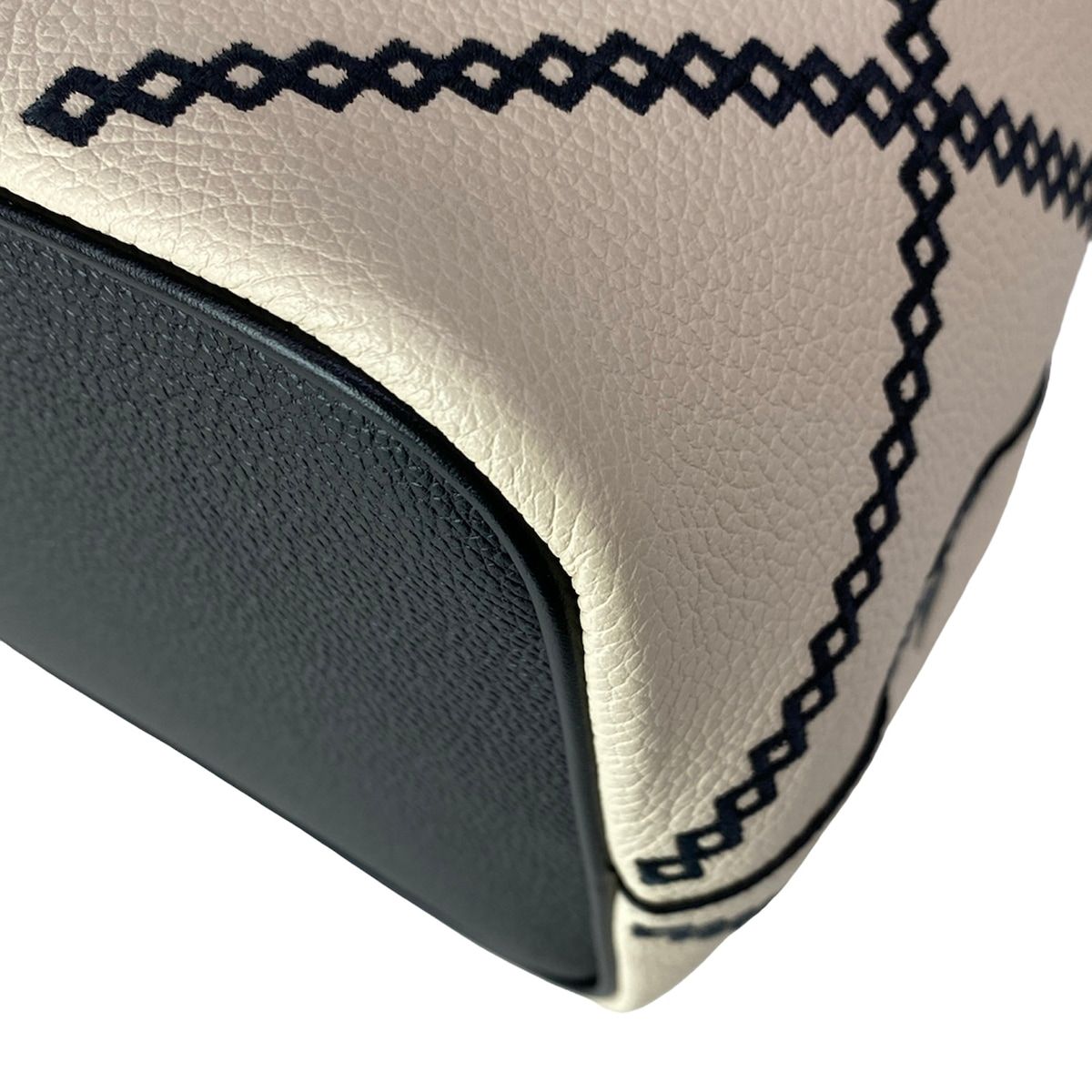 Louis Vuitton Shoulder Bag Monogram Empreinte Brodely Neo Noe Cream Leather — view 9