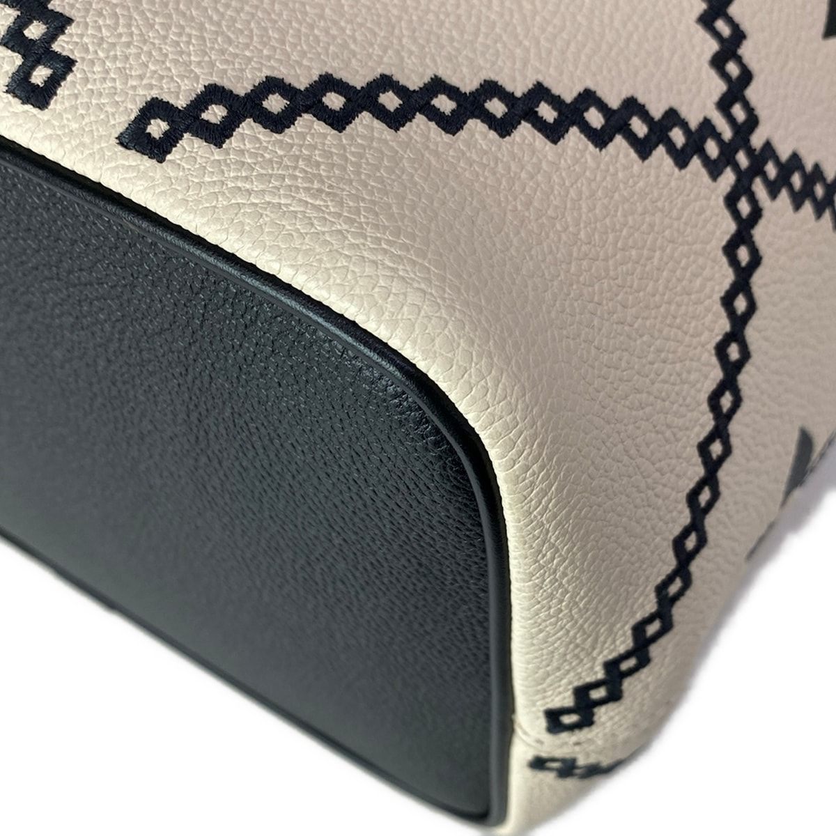 Louis Vuitton Shoulder Bag Monogram Empreinte Brodely Neo Noe Cream Leather — view 7