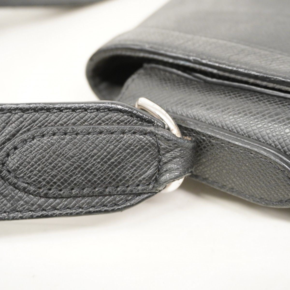 Louis Vuitton Shoulder Bag Taiga New Flap Messenger Noir — view 8