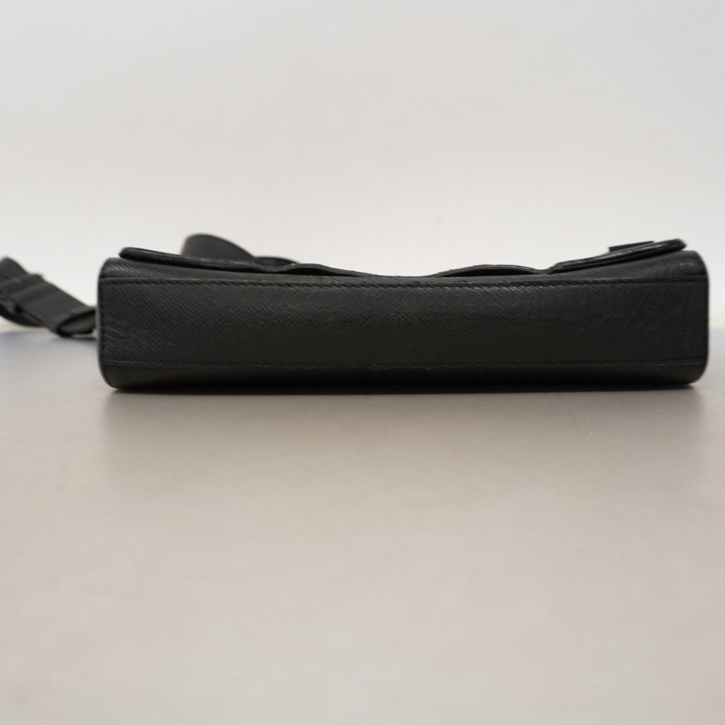 Louis Vuitton Shoulder Bag Taiga New Flap Messenger Noir — view 3
