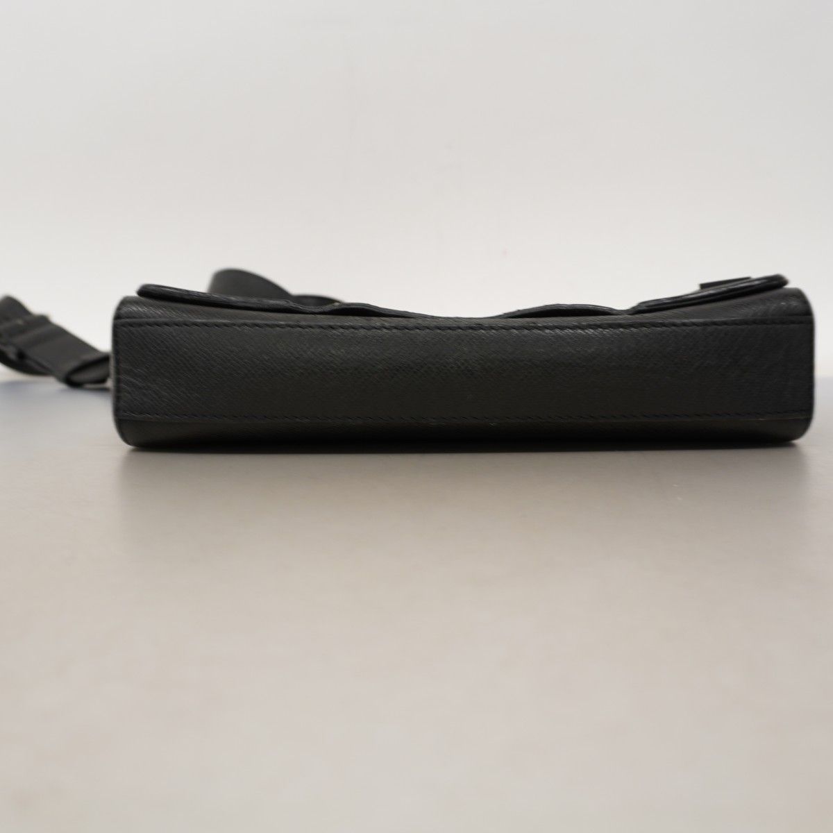 Louis Vuitton Shoulder Bag Taiga New Flap Messenger Noir — view 3