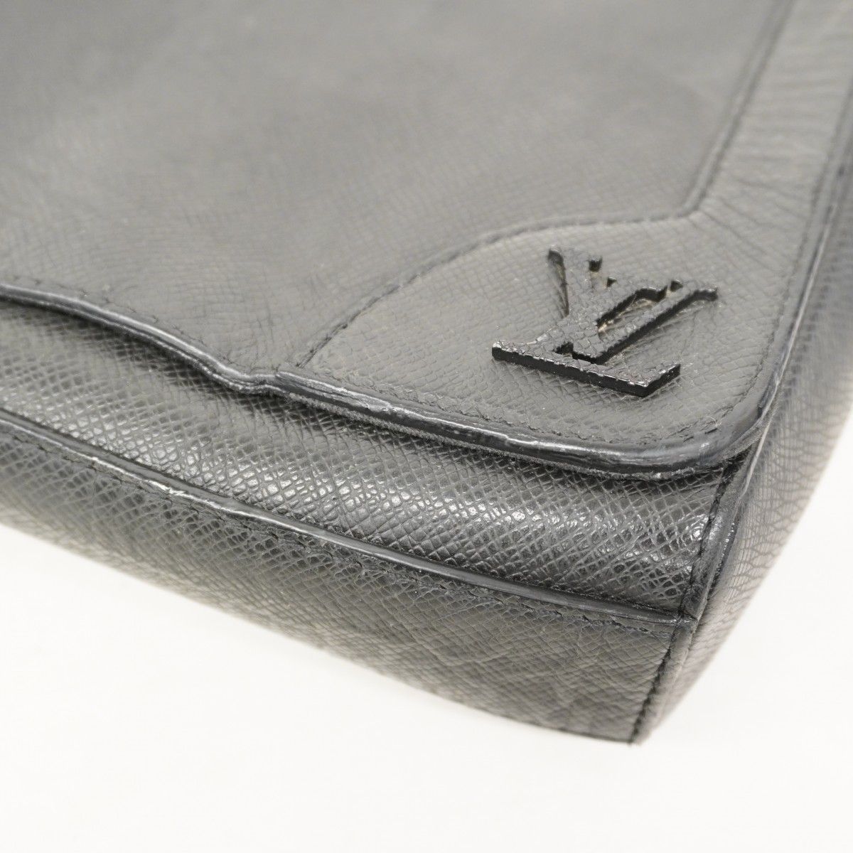 Louis Vuitton Shoulder Bag Taiga New Flap Messenger Noir — view 7