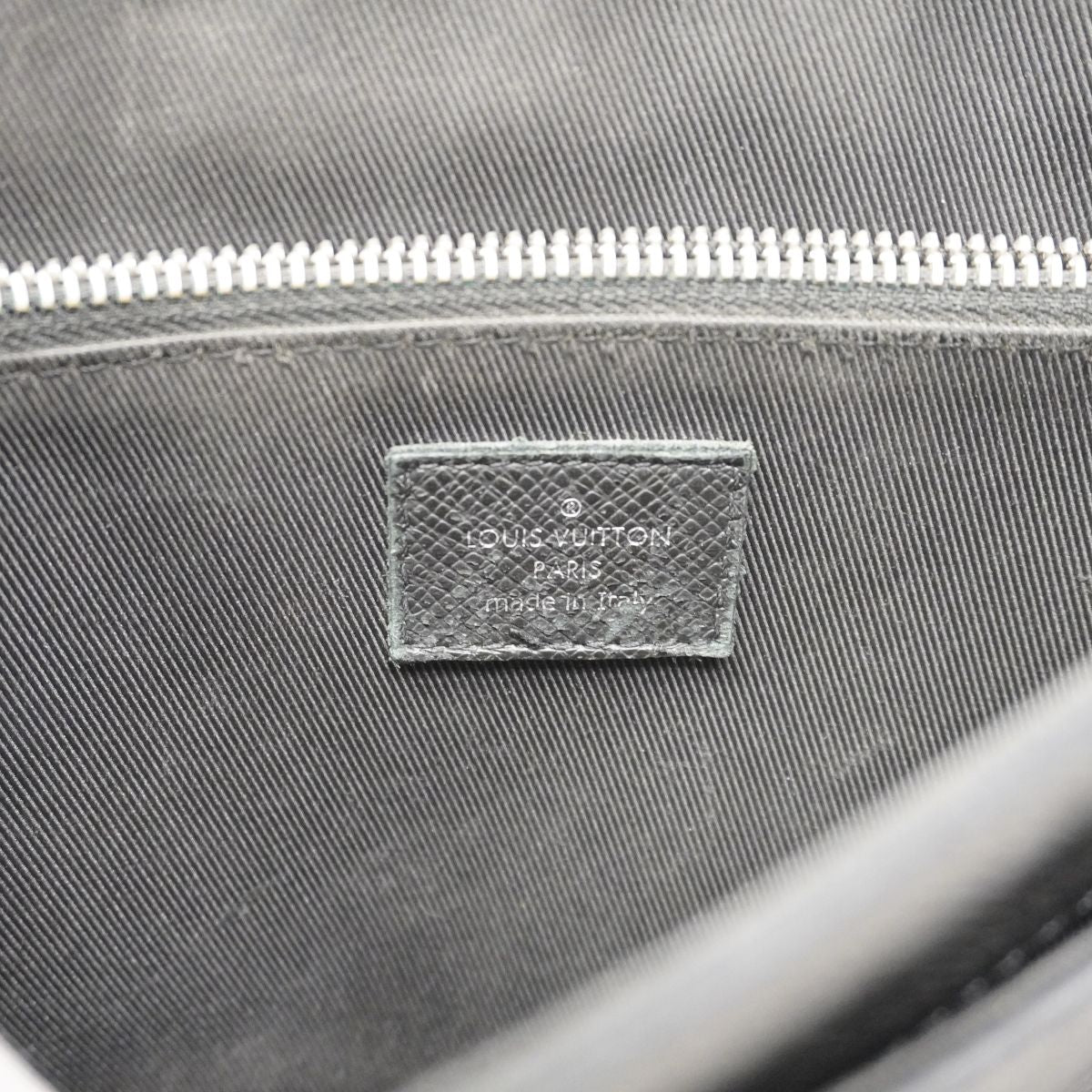 Louis Vuitton Shoulder Bag Taiga New Flap Messenger Noir — view 5