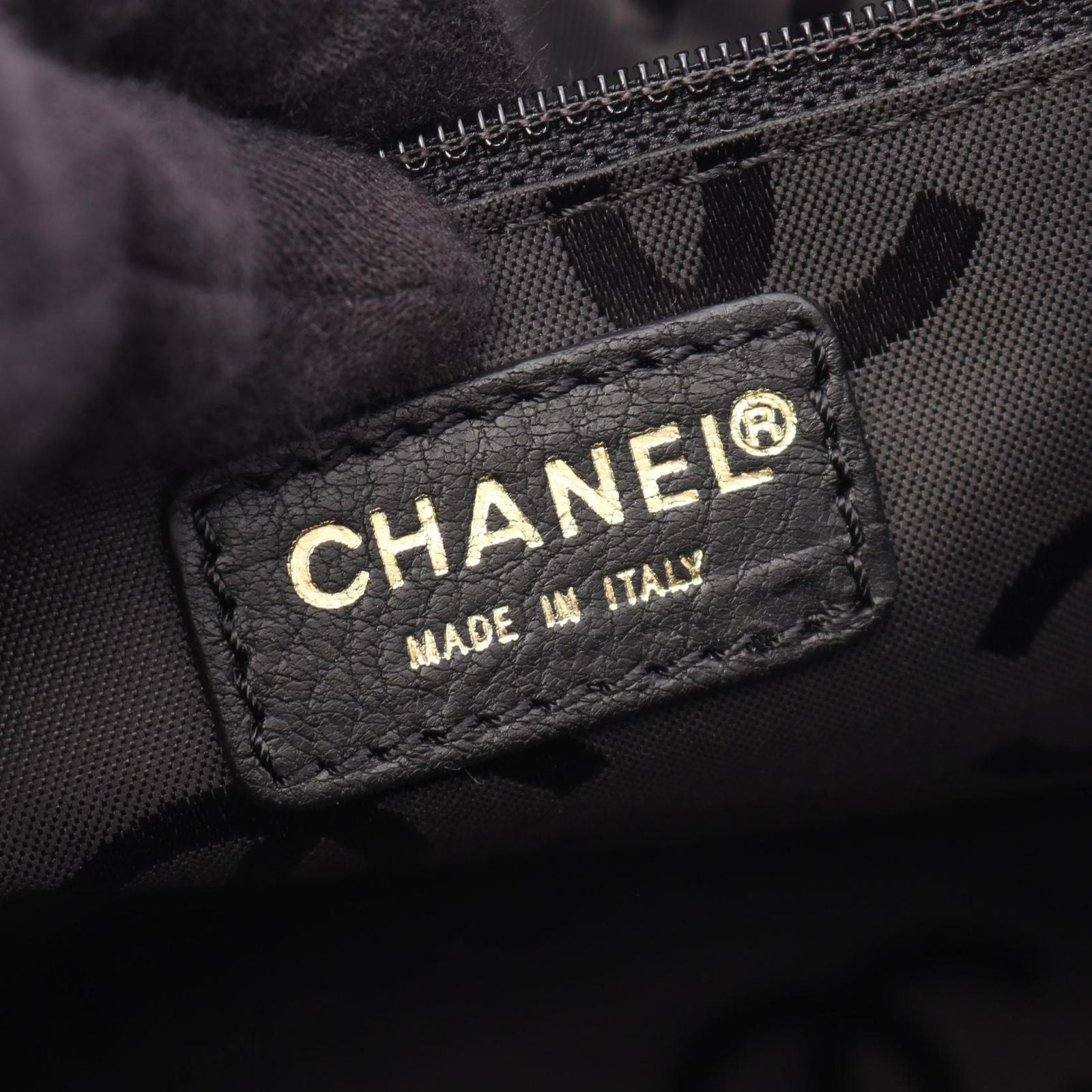 Chanel Tote CC Logo Black Leather — view 4