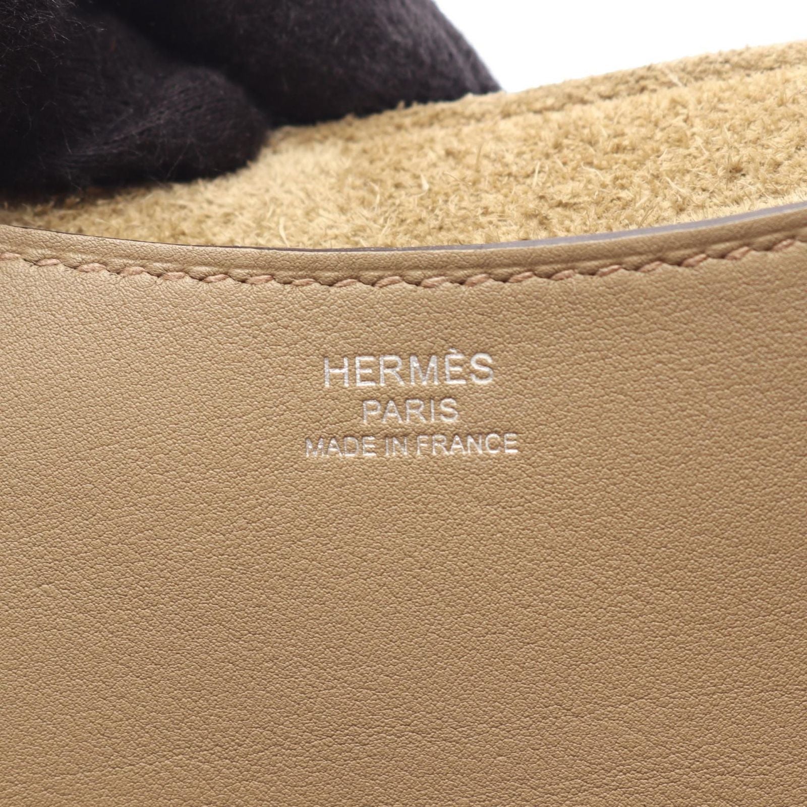 Hermes Handbag in the Loop 23 Beige Marfa Leather Calf in — view 4