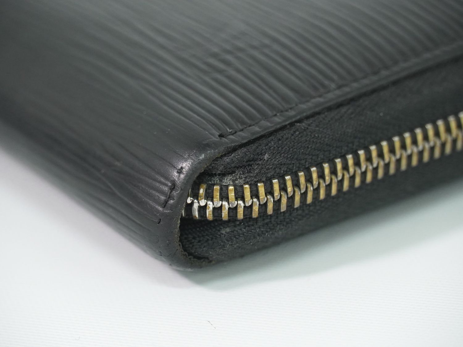 Louis Vuitton LV Zippy Organizer Epi Leather Wallet Noir Black — view 7
