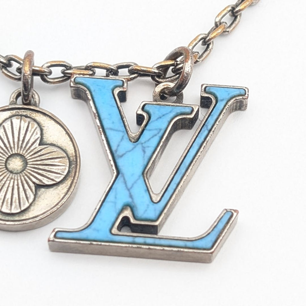 Louis Vuitton Collier LV Initial LV Logo Necklace Silver Blue — view 3