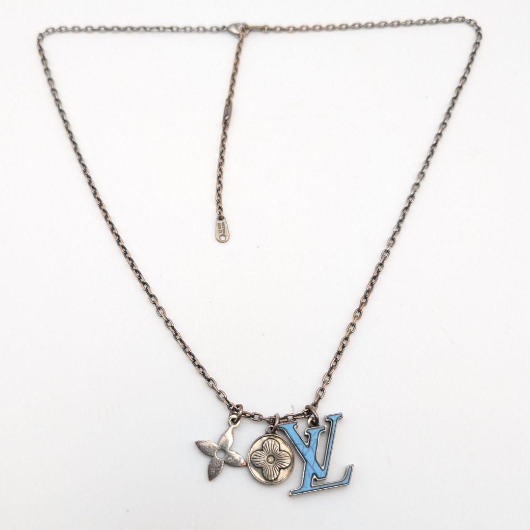 Louis Vuitton Collier LV Initial LV Logo Necklace Silver Blue — view 8