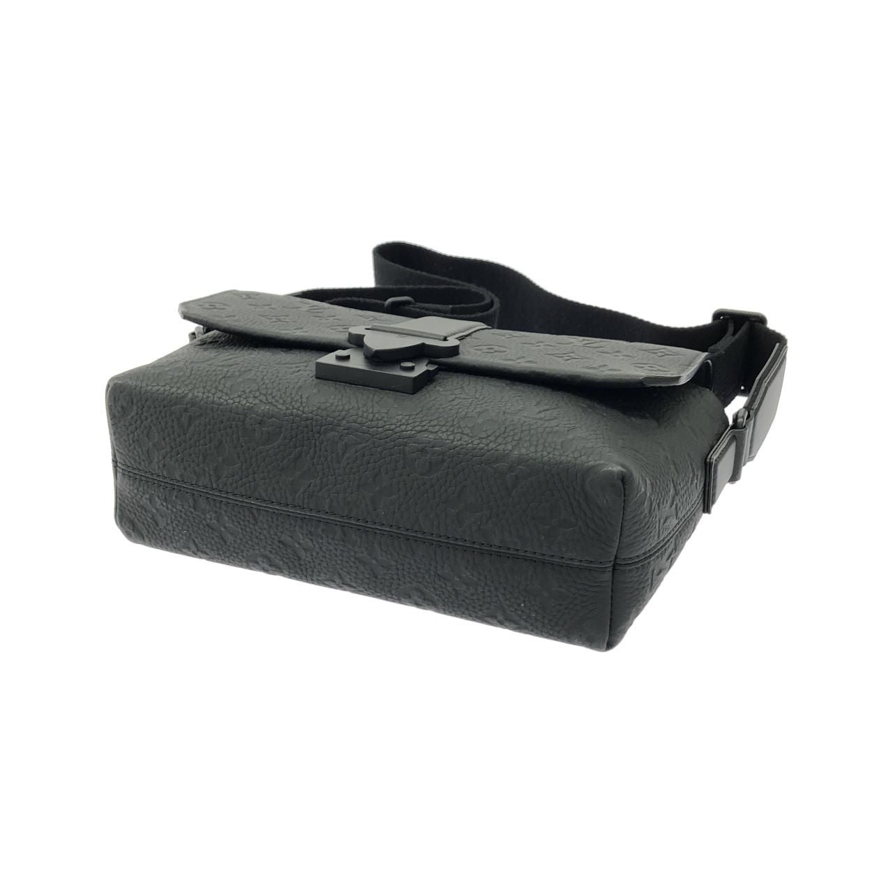 Louis Vuitton Taurillon Monogram S Cape Messenger Shoulder — view 3