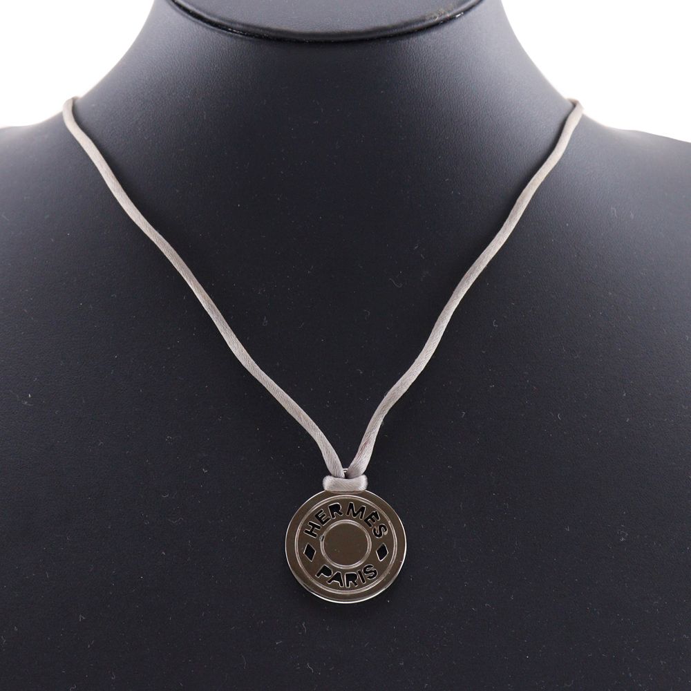 Hermes Series Medallion Silk Code Bijouterie Fantaisie Metal Gray Necklace — view 2