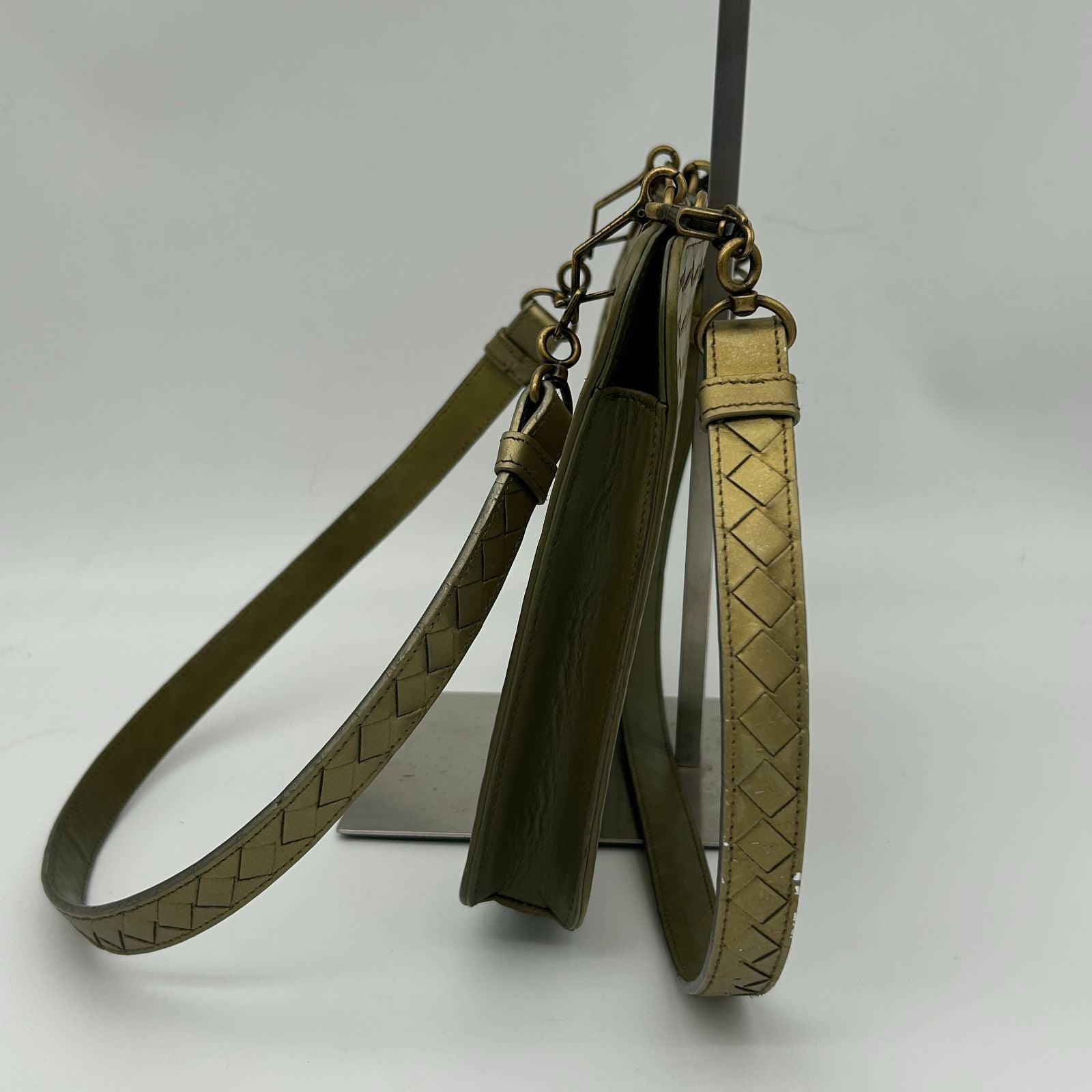 Bottega Veneta Intrecciato Shoulder Bag Leather Gold — view 4