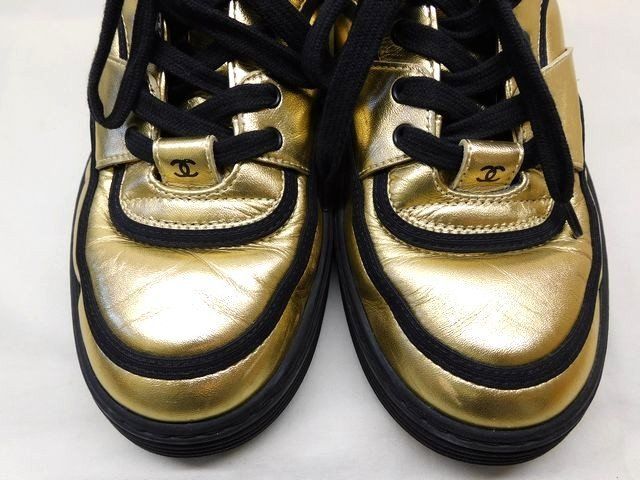 Chanel 37 Low Cut Sneakers Leather Gold Logo CC — view 2